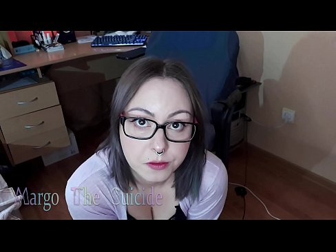 ❤️ Секси девојка са наочарима дубоко сише дилдо на камери ❤ Порно видео код нас ☑