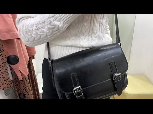 ❤️ Јавна мастурбација младе кучке ФералБерри са дилдом у соби за мерење ❤ Порно видео код нас ☑